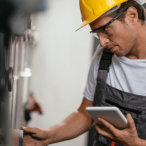 Technicien utilisant un logiciel d'intervention sur sa tablette