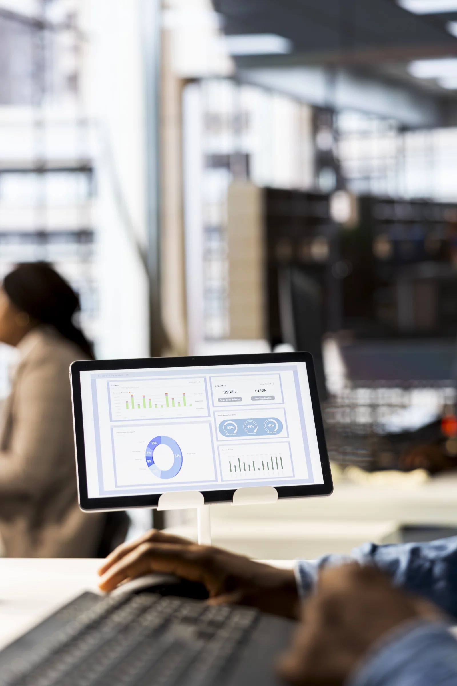Cadre en entreprise, engagé dans l’analyse budgétaire et l’élaboration de stratégies.