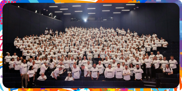 Photo de groupe des collaborateurs Divalto portant un t-shirt estampillé 
