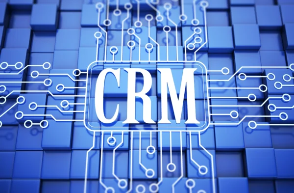 Illustration du mot CRM entouré de circuits numériques sur fond bleu, représentant la gestion de la relation client et l’interconnexion des données en entreprise